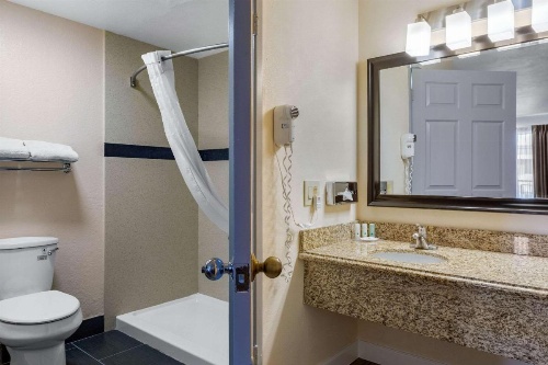 Quality Inn & Suites Huntington Beach image 35